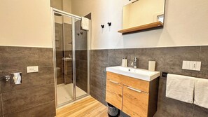Deluxe Studio Room 1 | Badezimmer | Dusche, kostenlose Toilettenartikel, Haartrockner, Bidet