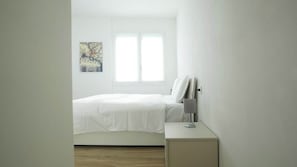 1 habitación, cubrecamas, escritorio y espacio para trabajar con laptop 