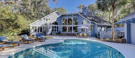 Lämmitetty uima-allas