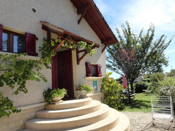 المنشأة من الخارج