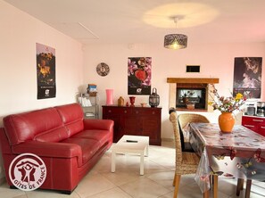 TV, fireplace