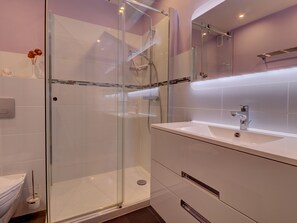 Dusche, Haartrockner, Handtücher