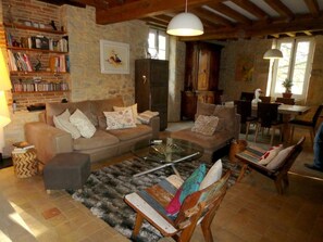 Tv, eldstad och bordsfotboll