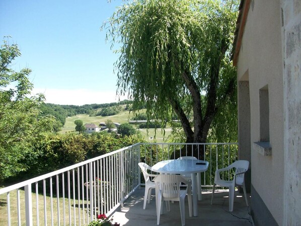 Outdoor dining - Gîte de Sisamé - Pern (PERN)