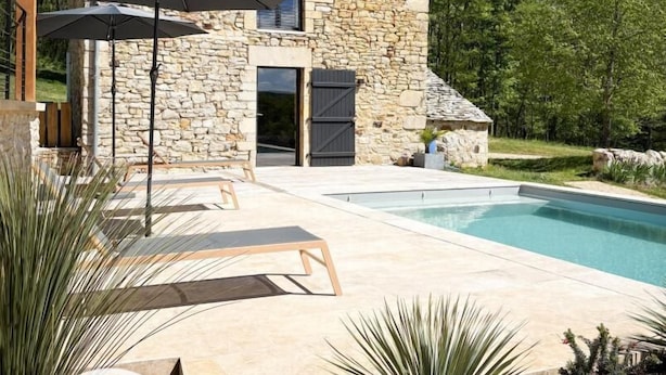 A stone house with a tiled roof, a swimming pool, and outdoor seating. - Domaine de Ratier - LES Arques (LES ARQUES)