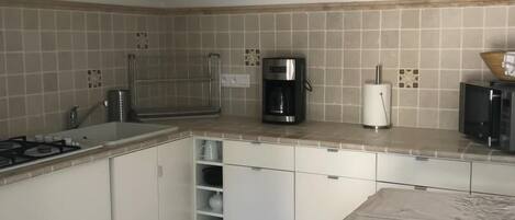 Kjøleskap og mikrobølgeovn