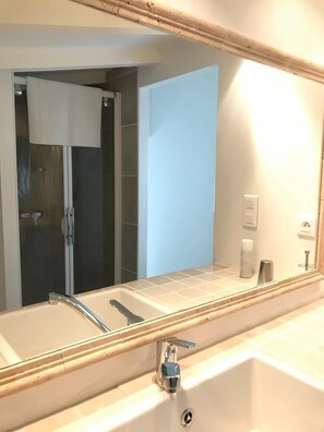 Shower, towels