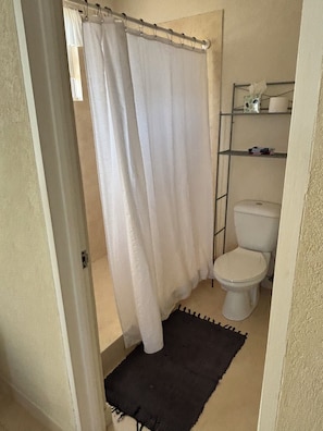 Shower, hair dryer, towels, soap - Breezy villa in Atlantic Shores. 5 minutes to  beautiful beaches.  (Atlantic Shores)