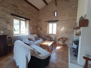 TV, fireplace - Gite Roujolis - LALBENQUE (LALBENQUE)