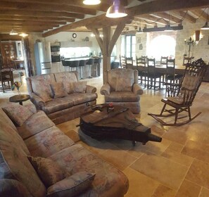 Una televisión, una chimenea