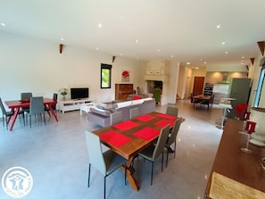 TV, fireplace