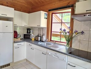 Een microgolfoven, een vaatwasser