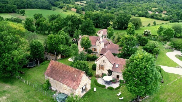 A rural property with stone buildings, a fenced yard, and a winding path. - Gîtes de France® - Le Hameau du Quercy - Stone spirit (FRONTENAC)