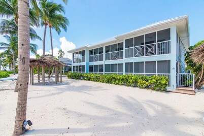 Kailua: Upgraded Beach Condo in Cayman Kai; Walk to The Kaibo & Starfish Point!