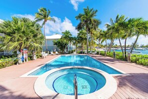 Een verwarmd zwembad