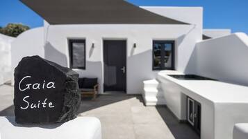 Gaia Suite with Hot Tub | Terrace/patio