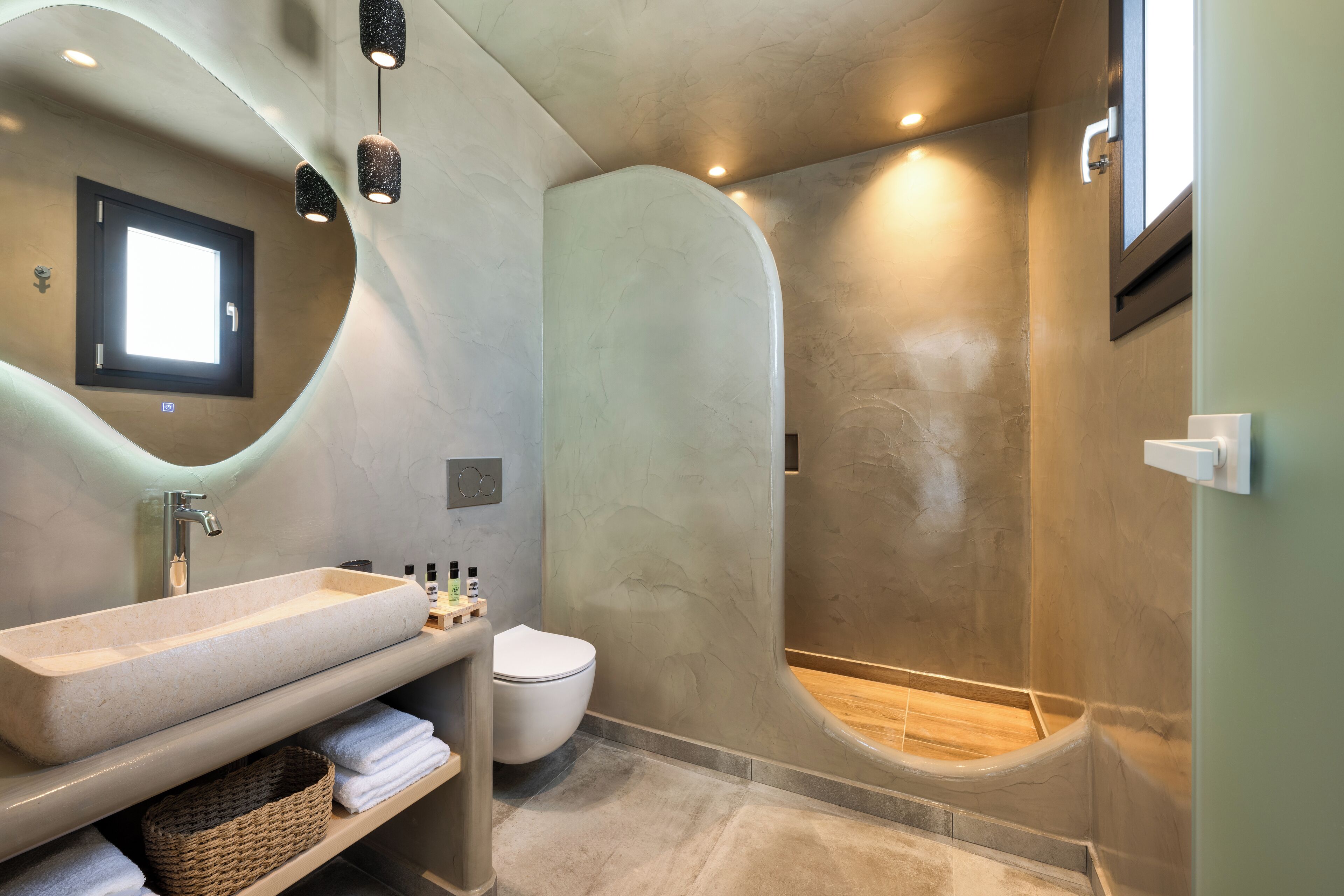 Aeolos Suite with Private Hot Tub | バスルーム | シャワー、ヘアドライヤー、タオル、石鹸