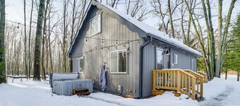Roscommon Chalet w/ Hot Tub Near Higgins Lake!