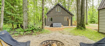 Roscommon Chalet w/ Hot Tub Near Higgins Lake!