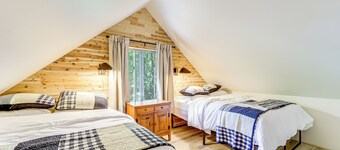 Roscommon Chalet w/ Hot Tub Near Higgins Lake!