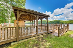 A wooden gazebo with a roof and railings overlooking a lake. - Breathtaking Lake Views Walk to Alpine Lake (Terra Alta)