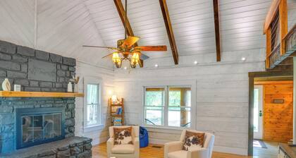 ~ 10 Mi to Downtown: Murfreesboro Area Cabin