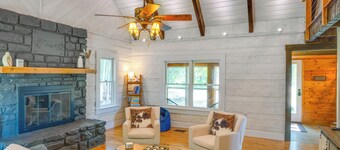 ~ 10 Mi to Downtown: Murfreesboro Area Cabin