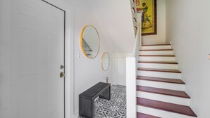 Un escalier avec des marches en bois et une porte blanche.