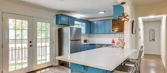 1 Mi to Moody Gardens & Beaches: Galveston Home