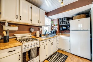 Interior - Manitou Mountain Retreat: Deck & Fire Pit! (Manitou Springs)