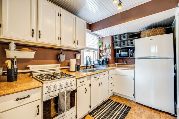 Apartment (2 Bedrooms) | Interior - Manitou Mountain Retreat: Deck & Fire Pit! (Manitou Springs)