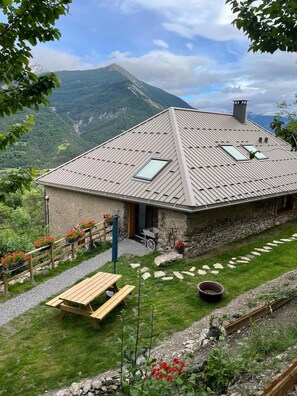 Outdoor dining - Bed and breakfast Le Couleau. A place to recharge your batteries, rich in activities... (Châteauroux-les-Alpes)