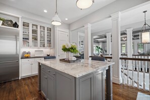 Fridge, microwave, oven, stovetop - Above Nashville Elegance I Luxury I Hillsboro I Universities (Nashville)