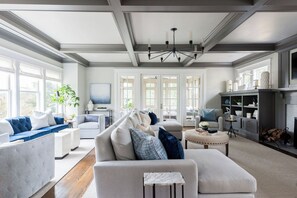 Smart TV, fireplace, printers - Above Nashville Elegance I Luxury I Hillsboro I Universities (Nashville)