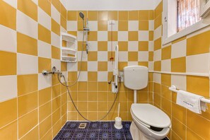 Chambre, plusieurs chambres, accessible aux personnes à mobilité réduite, vue jardin | Salle de bain