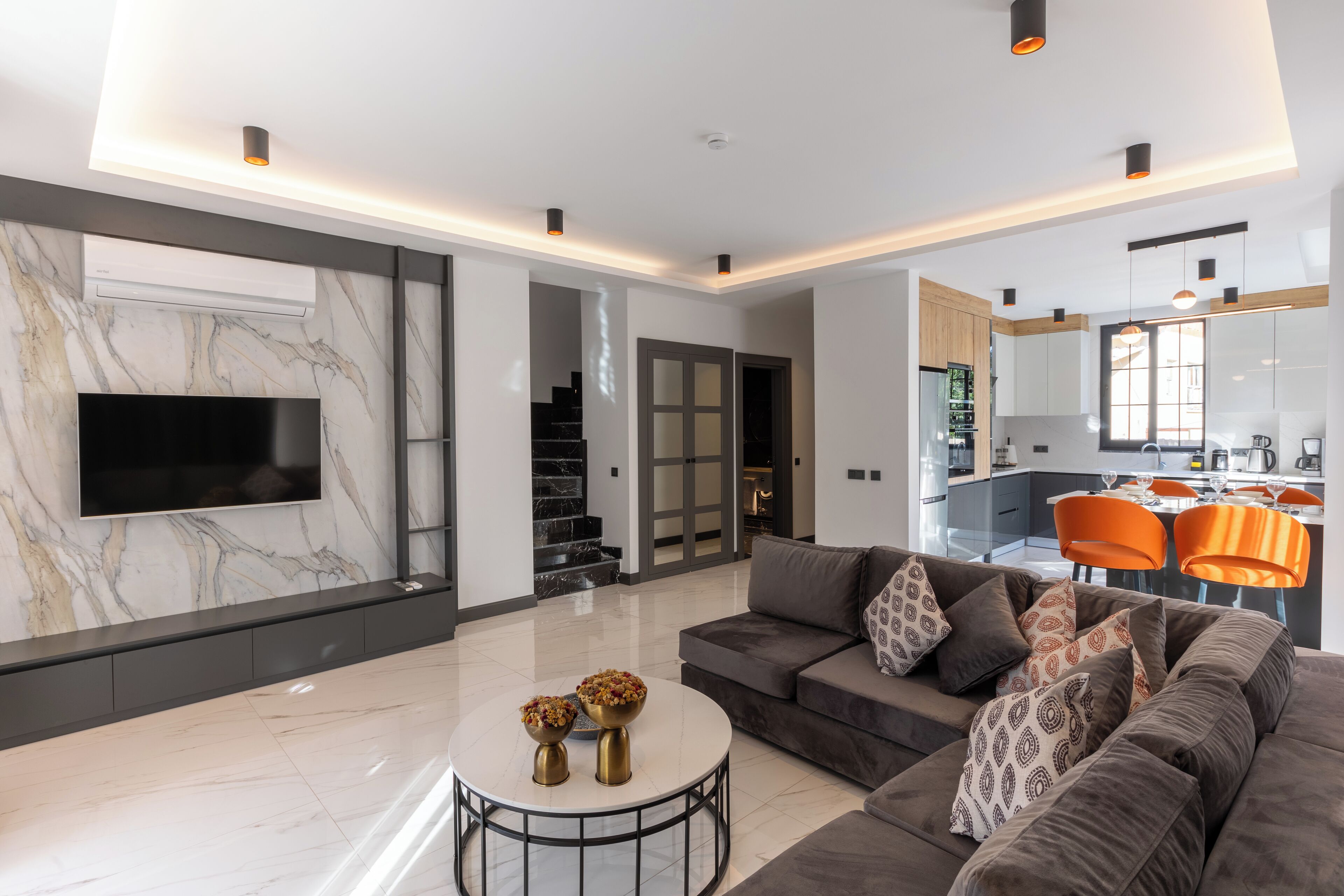 别墅 | 起居区 | 50-英寸LED 电视（配备卫星频道）、Netflix、加热地板