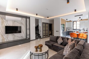 Televisión LED, Netflix, piso con calefacción, servicios de streaming