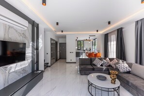 3 habitaciones, escritorio y espacio para trabajar con laptop 