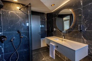 別墅 | 浴室 | 淋浴設備、雨淋花灑、風筒、提供毛巾
