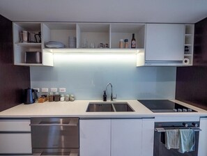 Een koelkast, een microgolfoven, een oven, een kookplaat