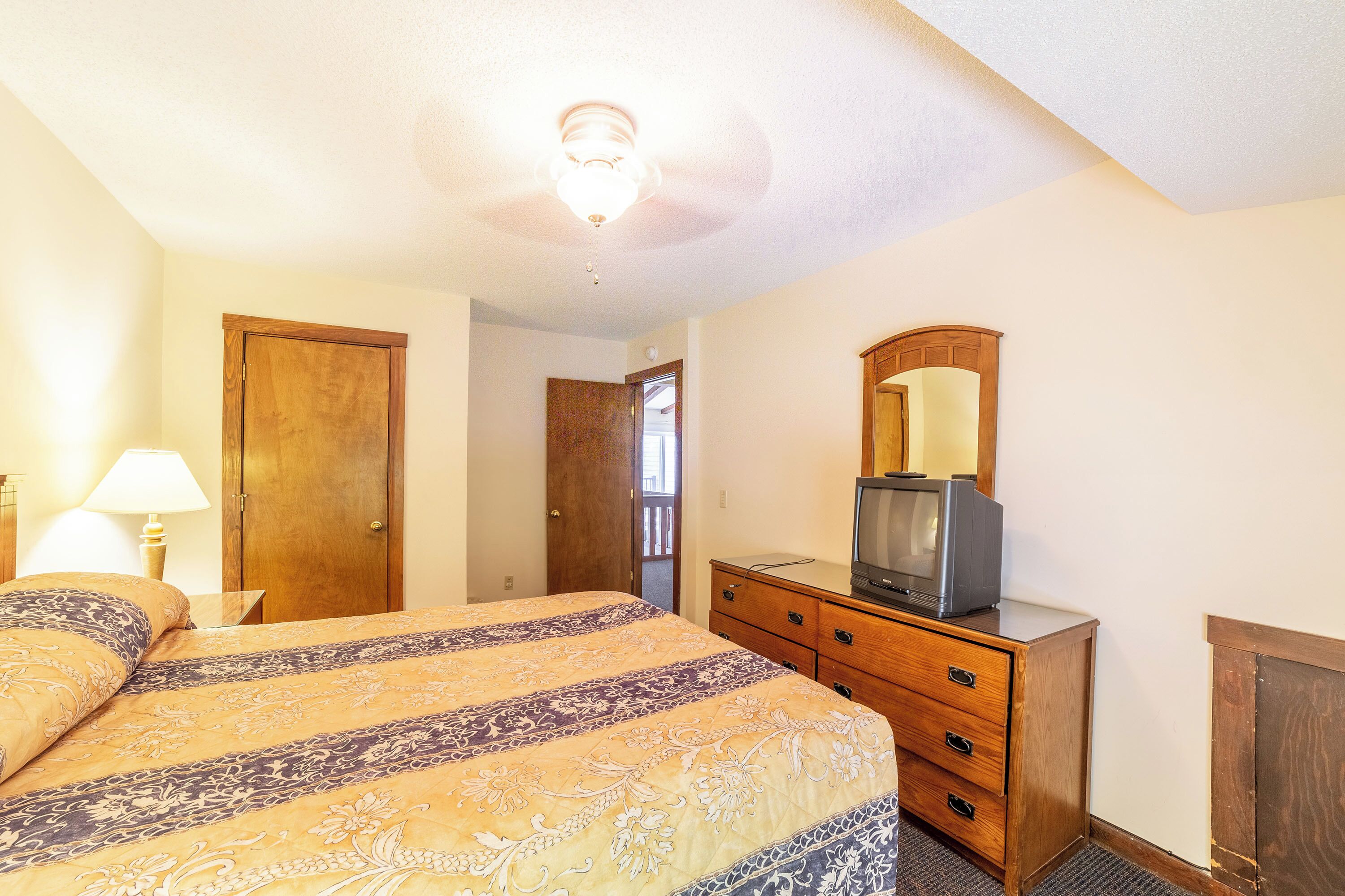 2 bedrooms, iron/ironing board, WiFi