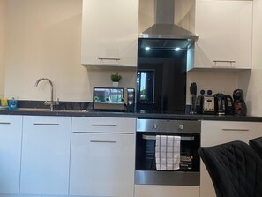 Fridge, microwave, oven, stovetop - Sandringham 1 king bed apt with sofabed (Manchester)