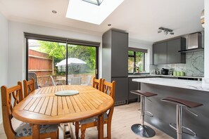 Unclassified image, 4 of 22, button - Charming Retreat Near Grange Hill (Central Line) (Greater London)
