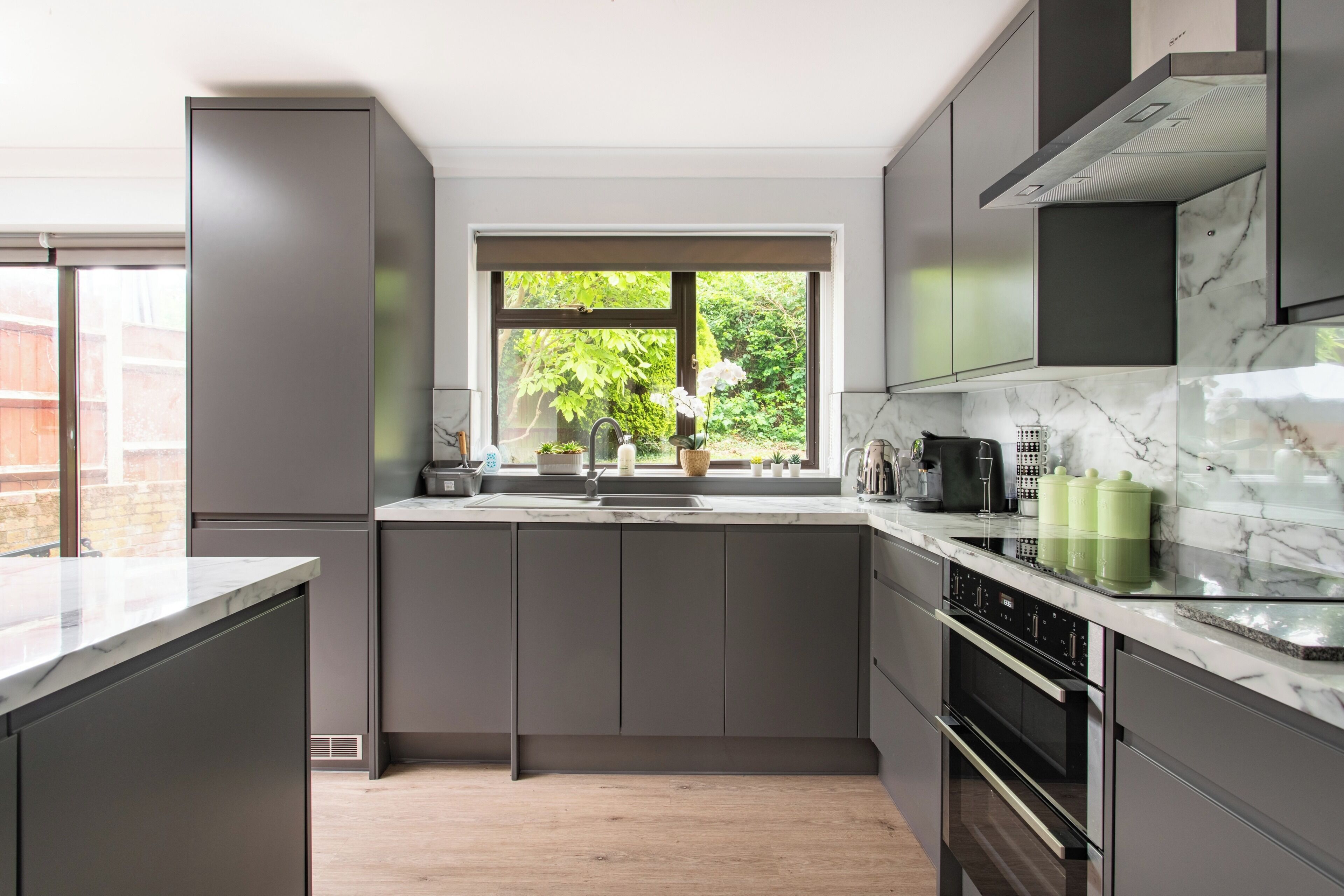 Coffee/tea maker, fridge, microwave, oven
