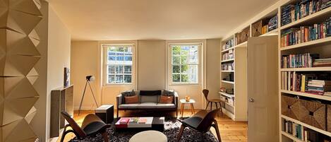 Télévision, livres, chaîne hi-fi