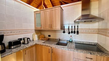 Fridge, stovetop, coffee/tea maker, electric kettle