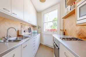 Køleskab, mikrobølgeovn, ovn, kogeplade