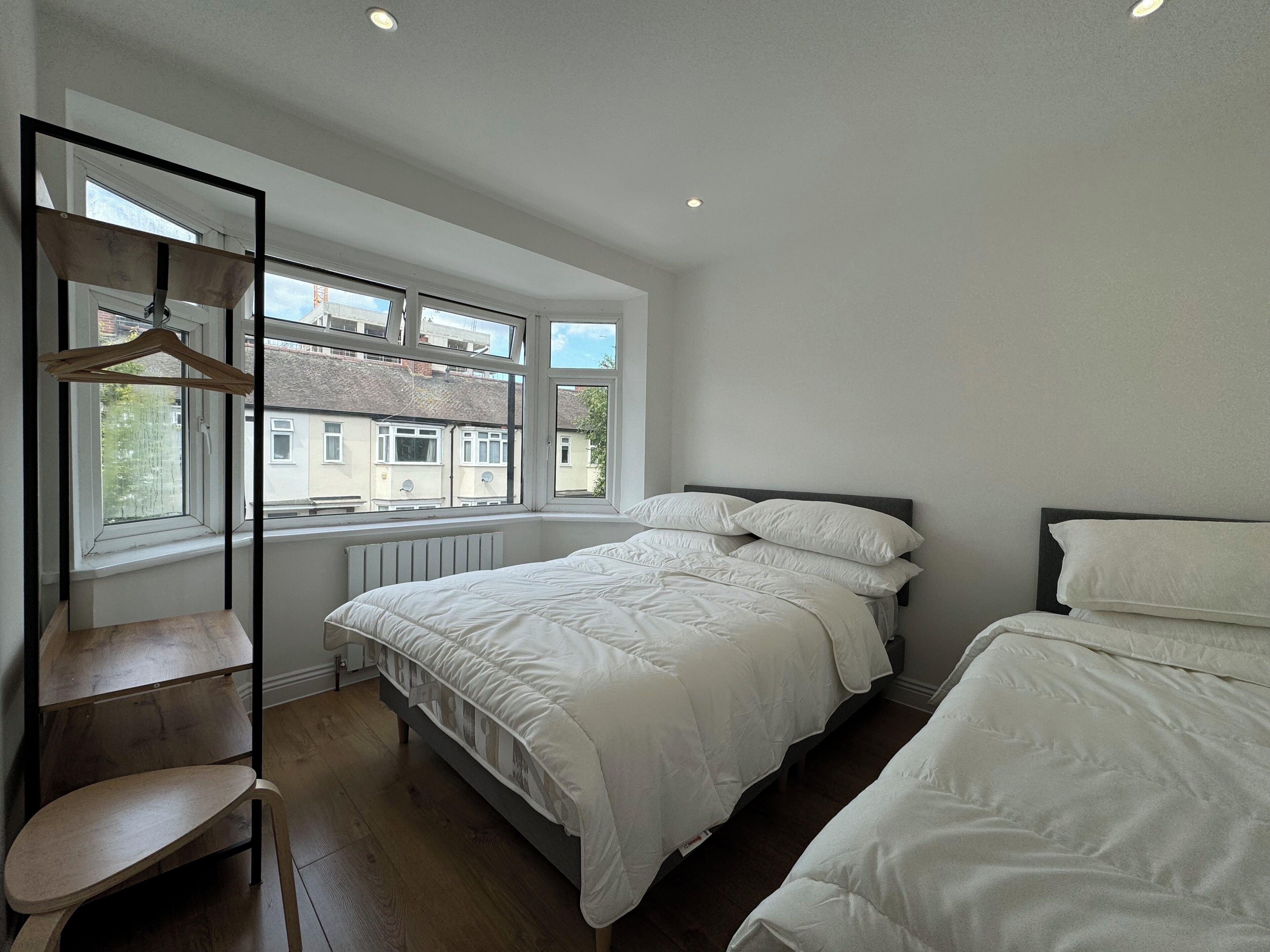 4 عدّة غرف نوم ومكتب ومكواة/لوح كي وواي فاي