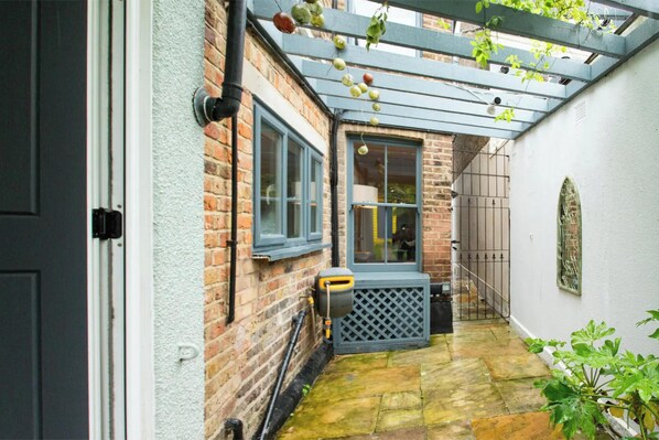 Stroll through this serene courtyard, surrounded by lush greenery and a tranquil atmosphere.