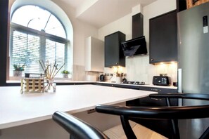 Réfrigérateur, four à micro-ondes, un four, surface de cuisson